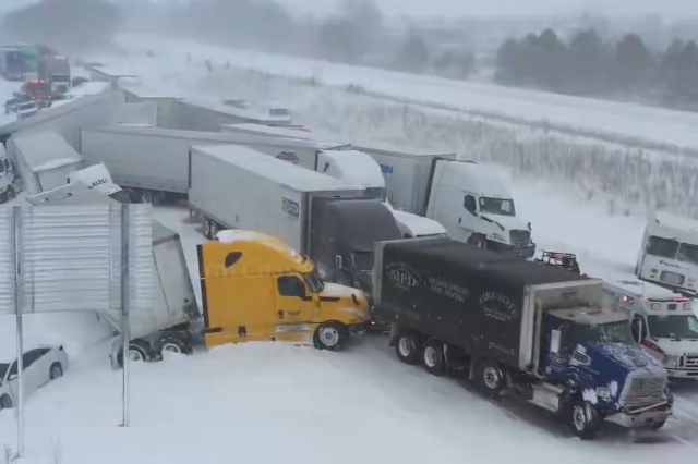 Michigan'da otoyol savaş alanına döndü: 100 araç birbirine girdi