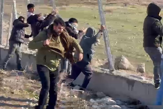 Sınırda tehlikeli provokasyon: Telleri parçalayıp Suriye tarafına geçtiler