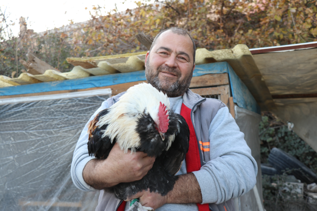 Sosyal medyada görür görmez gurbetteki akrabalarını aradı! Her birine gözü bakıyor
