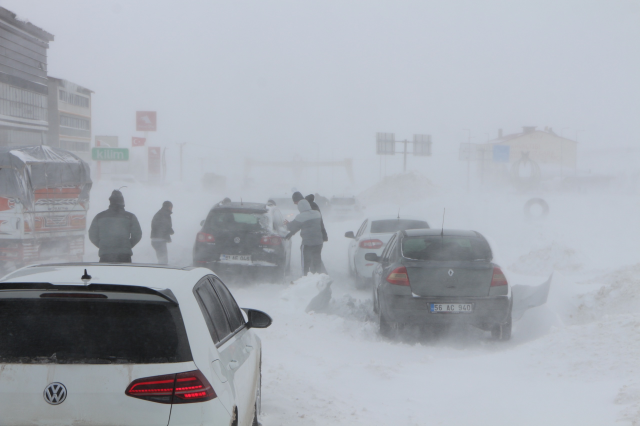 Tipi hayatı felç etti! Taburcu olan anne ve bebeğinin imdadına 'kepçe' yetişti