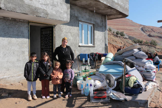 Şırnak'ta heyelan korkuttu: Dev Kayalar evin üzerine düştü, aile son anda kurtuldu