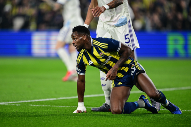 Fenerbahçe, Aston Villa'ya tek golle kaybederek ilk 8 umutlarını mucizelere bıraktı