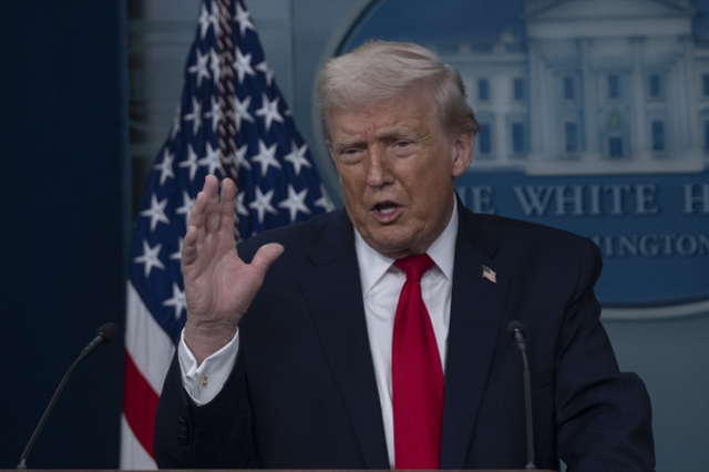 Trump 'Gr&ouml;nland konusunda anlaştık' dedi, Putin adaya fiyat bi&ccedil;ti