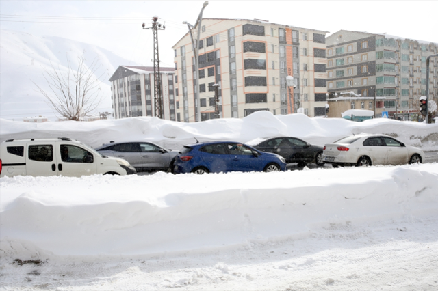 Bitlis'te kar kalınlığı trafik lambalarına kadar ulaştı