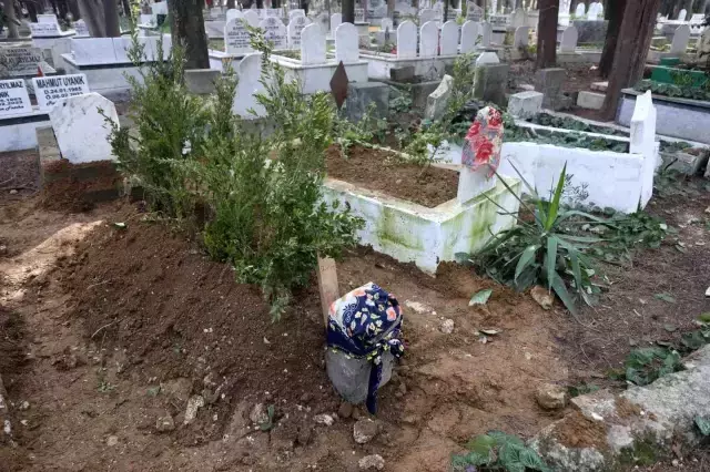 Depremden bu yana kayıp olan kız kardeşinin mezarını, kimsesizler mezarlığında buldu