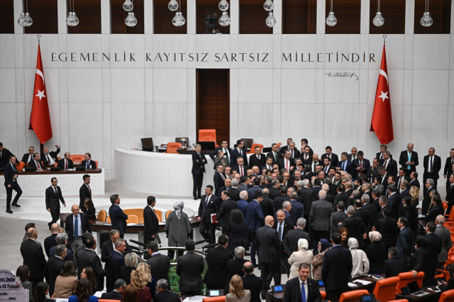 Meclis'te kavga! Oturuma iki kez ara verildi