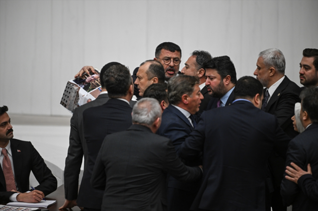 Meclis'te kavga! Oturuma iki kez ara verildi