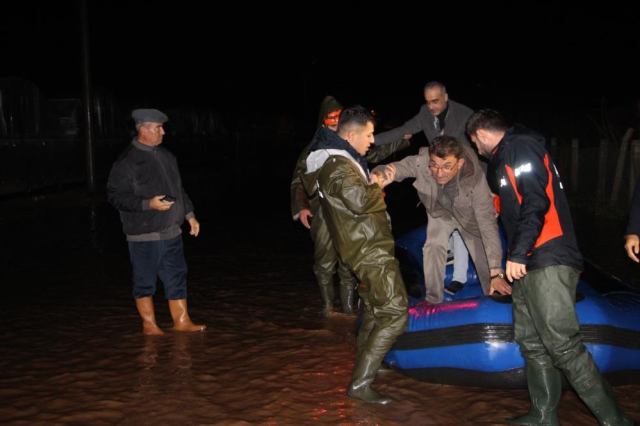 Sağanak yağış afet getirdi! Mahsur kalanlar botla kurtarıldı