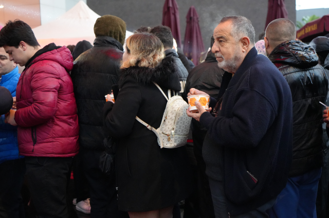 Antalya'da teknoloji indirimi izdihama yol açtı: 10 saat yağmur altında beklediler