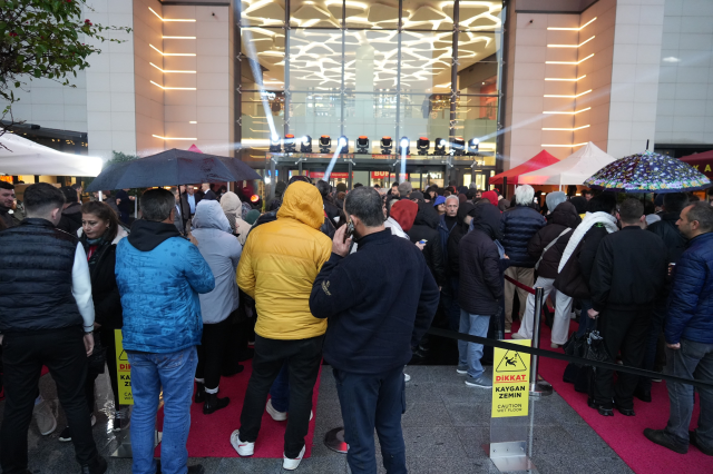 Antalya'da teknoloji indirimi izdihama yol açtı: 10 saat yağmur altında beklediler