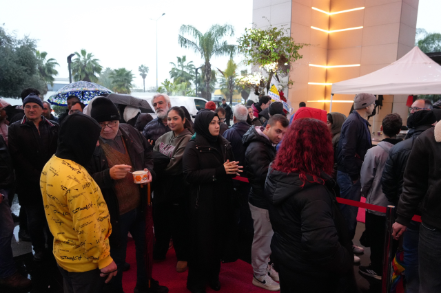 Antalya'da teknoloji indirimi izdihama yol açtı: 10 saat yağmur altında beklediler