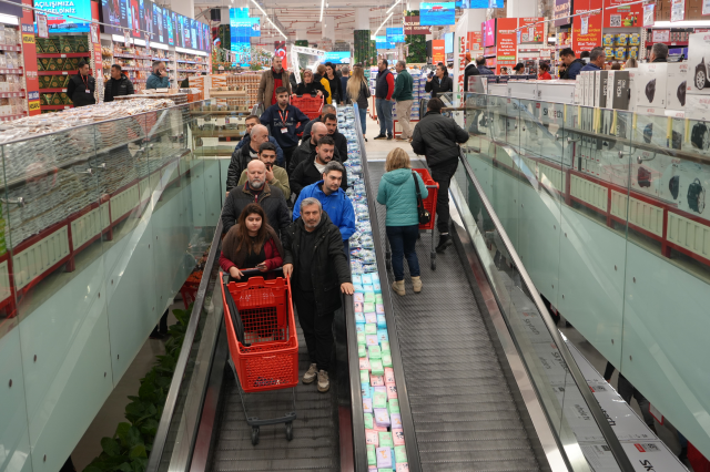 Antalya'da teknoloji indirimi izdihama yol açtı: 10 saat yağmur altında beklediler