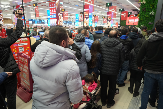 Antalya'da teknoloji indirimi izdihama yol açtı: 10 saat yağmur altında beklediler