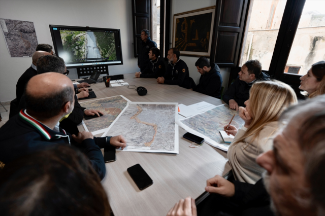 İtalya'da Başbakan Meloni, toprak kayması felaketi yaşayan ilçeyi ziyaret etti