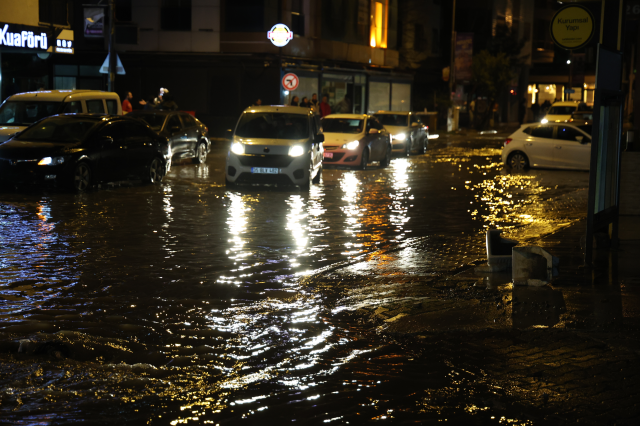 İzmir'de sağanak ve fırtına hayatı felç etti: Sel suları araçları sürükledi
