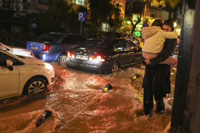3 il felaketi yaşadı! Otomobil yandı, insanlar sele kapandı