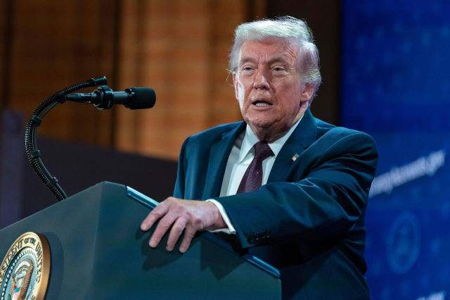 İran'a saldırı ihtimali devam ederken ABD'ye ait füze destroyeri İsrail limanına demirledi