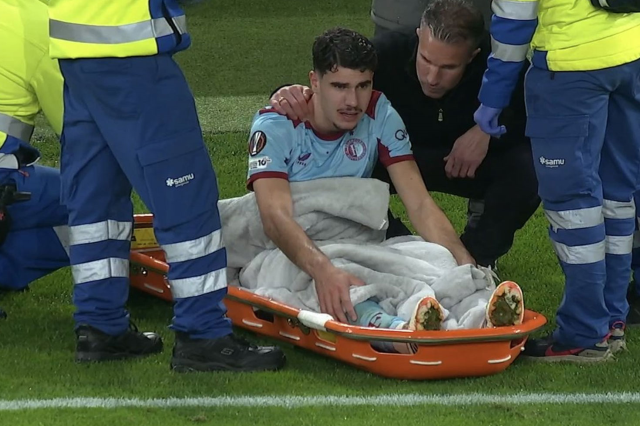 Oğlunu oyuna alan Robin van Persie'ye çifte şok