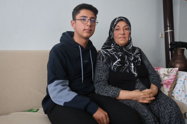 Depremde 3 kardeşini, annesini ve babasını kaybeden Furkan aile fotoğrafından geriye tek kaldı