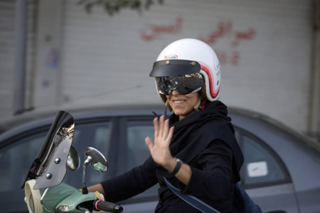 İran'da kadınlar artık motosiklet kullanabilecek