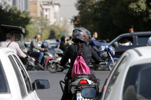İran'da kadınlar artık motosiklet kullanabilecek