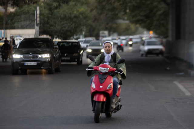 İran'da kadınlar artık motosiklet kullanabilecek