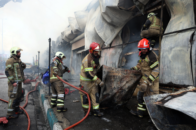 Tahran'daki bir çarşıda yangın çıktı: 200 dükkan küle döndü