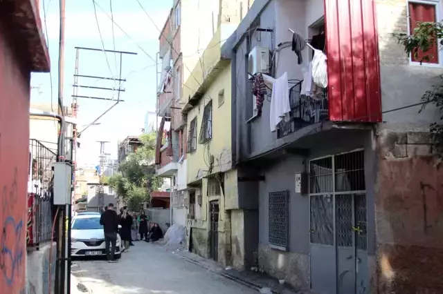 3 çocuğunun annesini katletti, polis gelene kadar başında ağladı