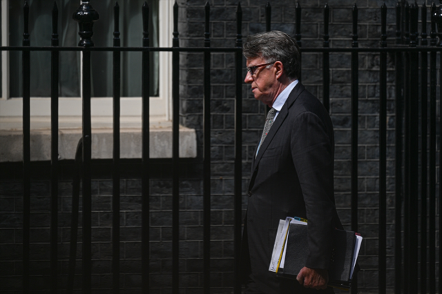 İngiltere Başbakanı, Epstein'le bağlantılı Mandelson'ı elçi olarak atadığı için pişman olduğunu söyledi