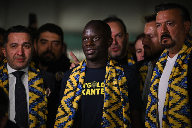 N'Golo Kante İstanbul'a geldi, Fenerbahçe taraftarı havalimanını yaktı