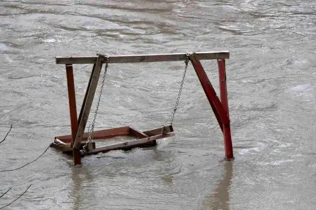 Su seviyesi 2 metre yükseldi, piknik masaları akıntıya kapıldı