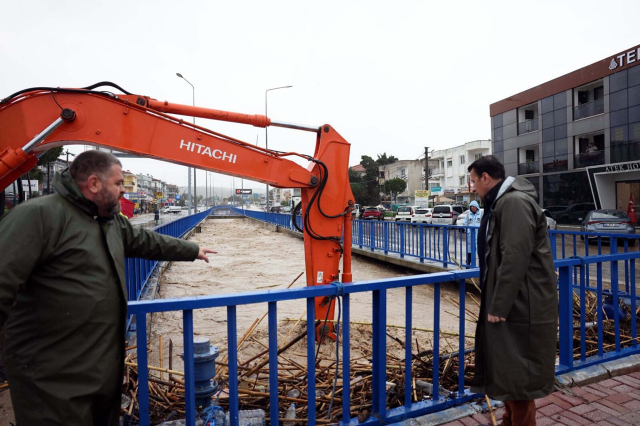 Sağanak sonrası Çeşme'de denizle kara birleşti