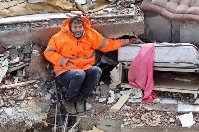 Kahramanmaraş'ta depremlerin üçüncü yılında mezarlık ziyaretleri geceden başladı