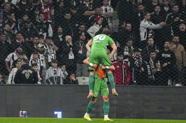Beşiktaş, 2 farklı geriye düştüğü maçta sahadan 1 puanla ayrıldı