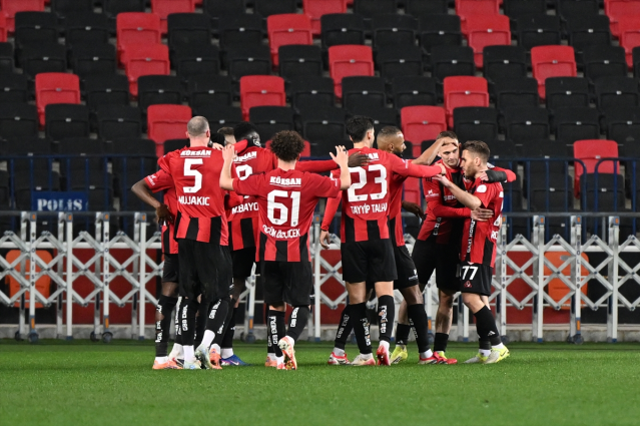 Ayrılık adım adım yaklaşıyor! Emre Belözoğlu'nun Kasımpaşa'sı 48 dakika 10 kişi oynayan rakibine de kaybetti