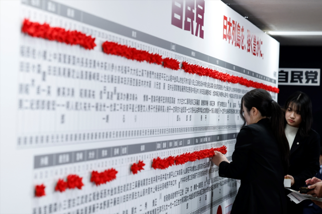 Japonya'nın ilk kadın başbakanı, ülkedeki en büyük seçim zaferini kazandı