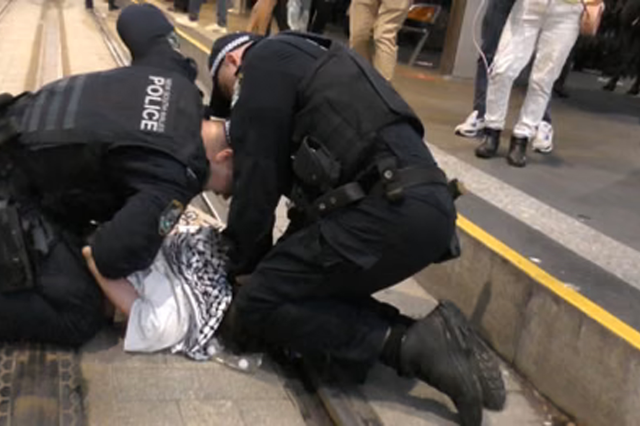 Avustralya'da Filistin destekçisi protestocu, polis tarafından yerde defalarca yumruklandı