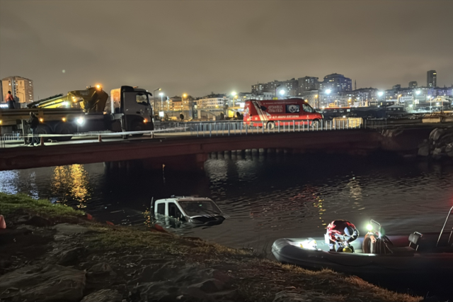 Bakırköy'de kaza yapan zabıta aracı denize düştü