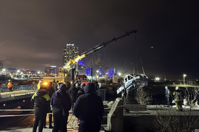 Bakırköy'de kaza yapan zabıta aracı denize düştü