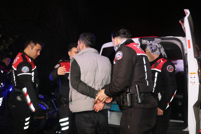 Tartıştığı kız arkadaşı ile annesinin araçlarını kundakladı; olay anı kamerada