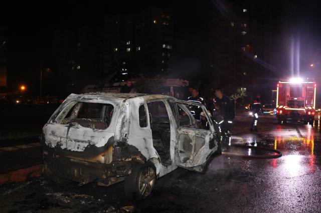 Tartıştığı kız arkadaşı ile annesinin araçlarını kundakladı; olay anı kamerada