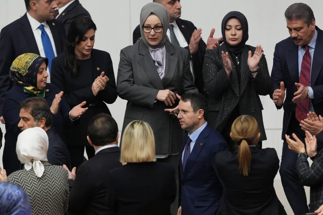 Kürsüde yumruk, kuliste tebrik! CHP'li 2 isme parti içinden büyük tepki var