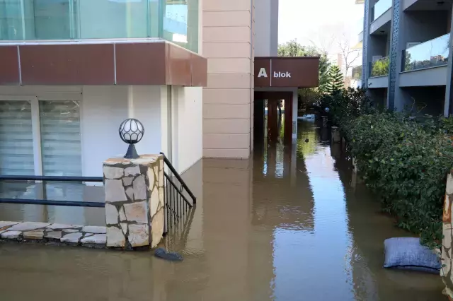 24 saatte 74 kilogram yağış! Su göğüs hizasına çıktı, vatandaşlar botla kurtarıldı