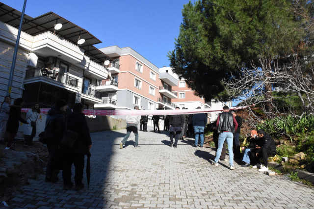 Çöken istinat duvarı 7 aracı yuttu