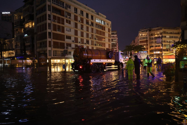 İzmir'de sağanak yağışta cadde ve sokaklar göle döndü