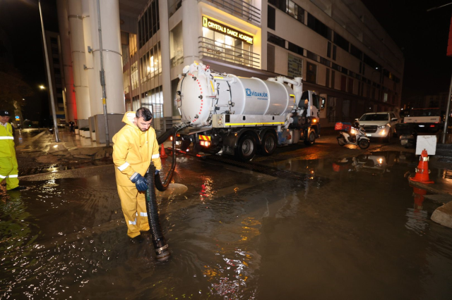 İzmir'de sağanak yağışta cadde ve sokaklar göle döndü