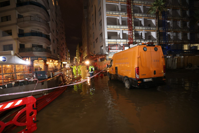 İzmir'de sağanak yağışta cadde ve sokaklar göle döndü
