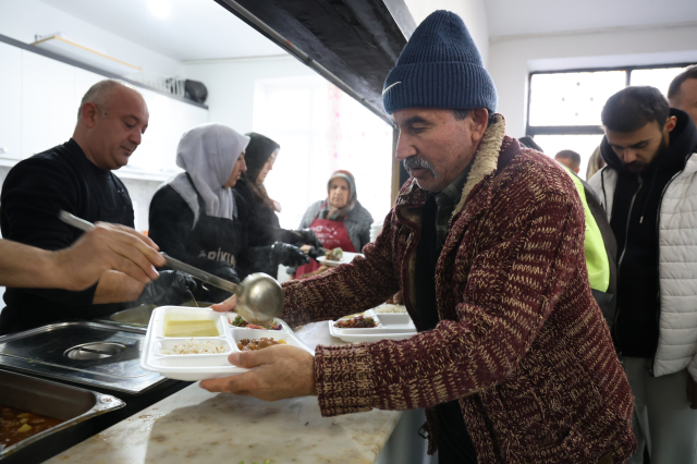 Bu köyde iftar vakti evlerde yemek pişirmek yasaklandı