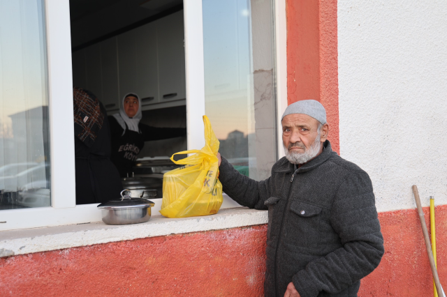 Bu köyde iftar vakti evlerde yemek pişirmek yasaklandı