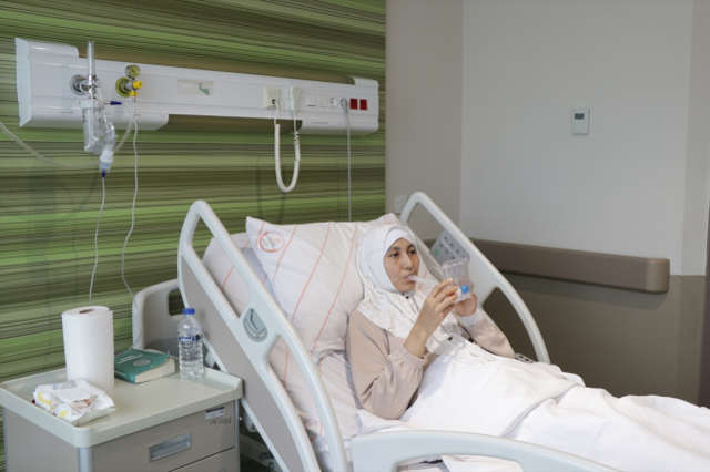 Kazakistanlı kadının karnından yaklaşık 45 santimetrelik tümör çıkarıldı